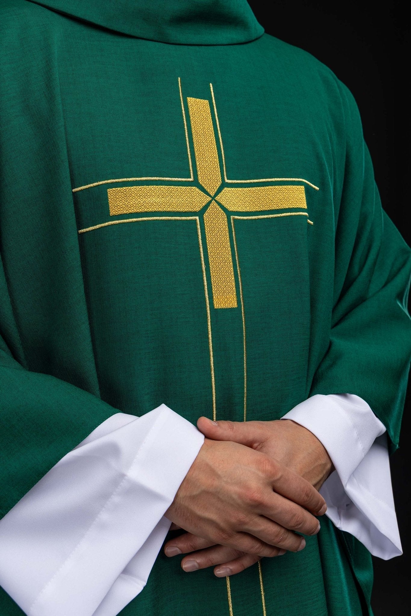 Zielony ornat z haftowanym motywem krzyża - alba.pl