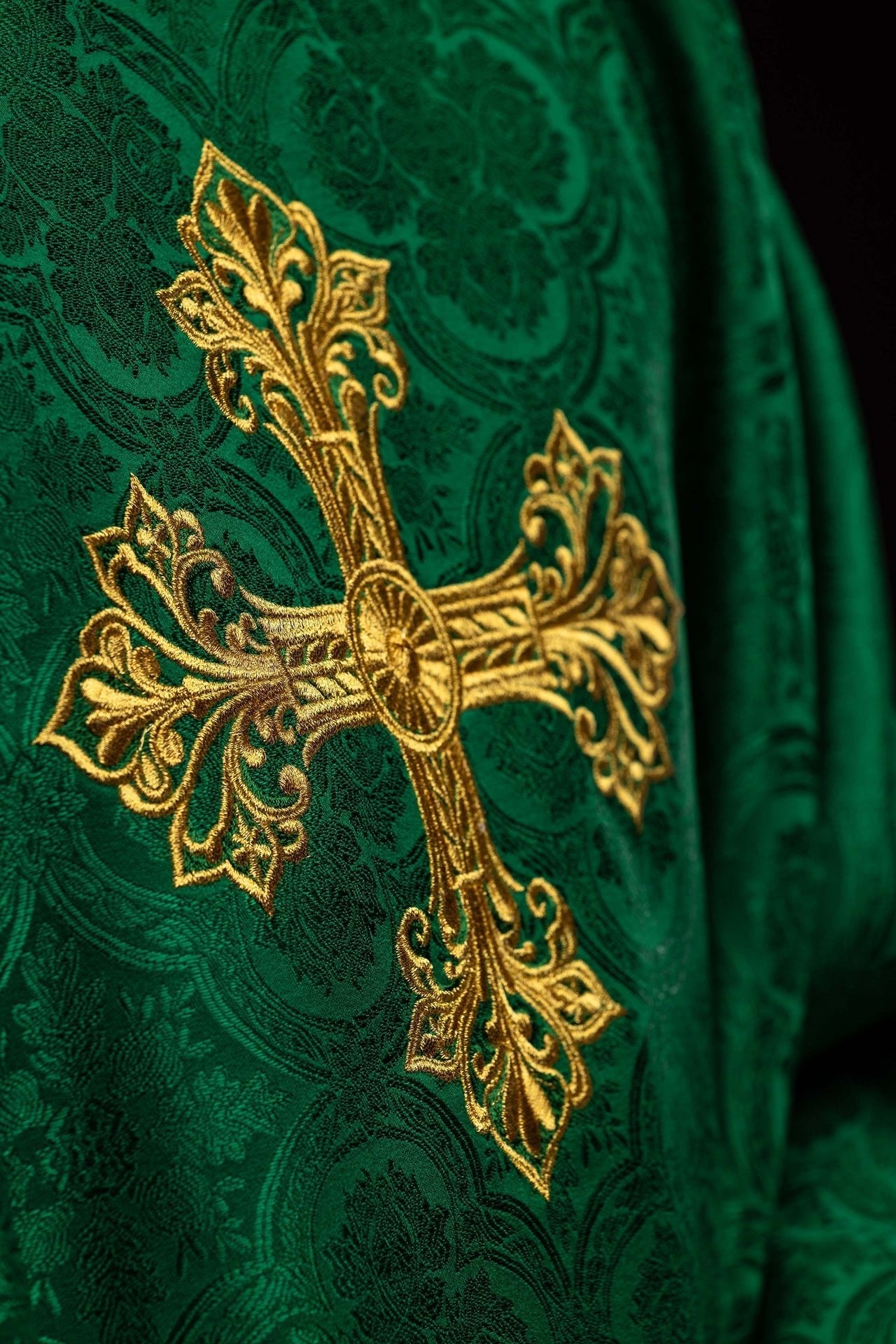 Zielony ornat z krzyżem tkanina żakardowa - alba.pl